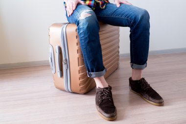 Bagaj üzerinde oturan