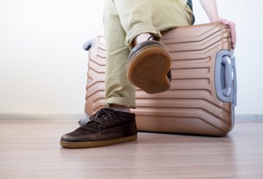 Bagaj üzerinde oturan