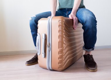 Bagaj üzerinde oturan