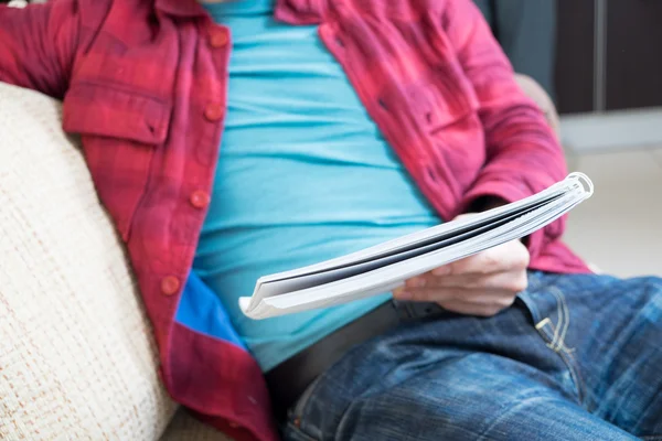 Reading a book — Stock Photo, Image