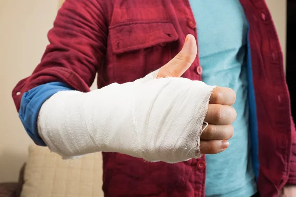 Человек с поврежденной рукой — стоковое фото