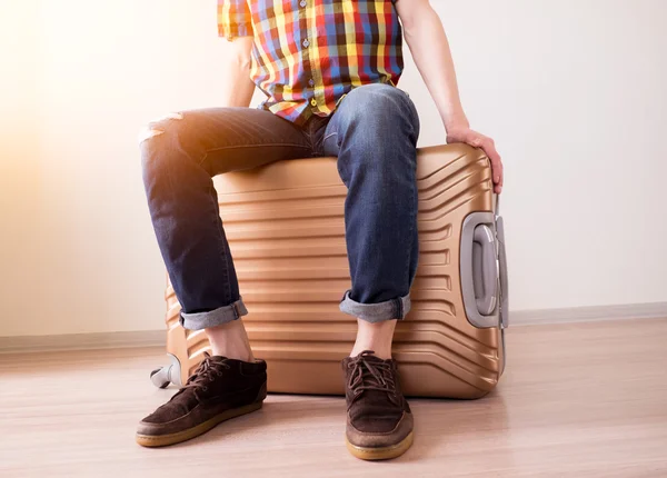 Sentado en el equipaje — Foto de Stock