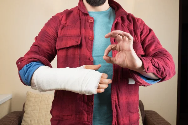 Uomo con mano ferita — Foto Stock