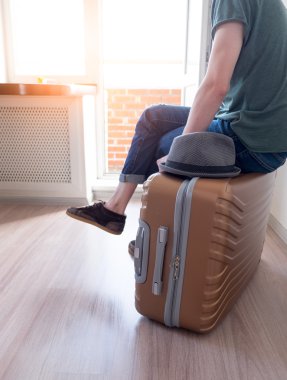 Bagaj üzerinde oturan