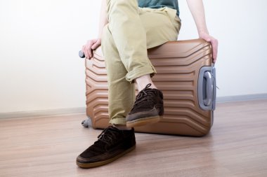 Bagaj üzerinde oturan