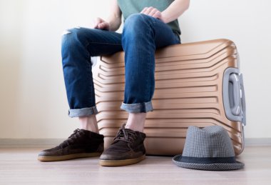 Bagaj üzerinde oturan