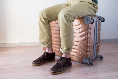 Bagaj üzerinde oturan