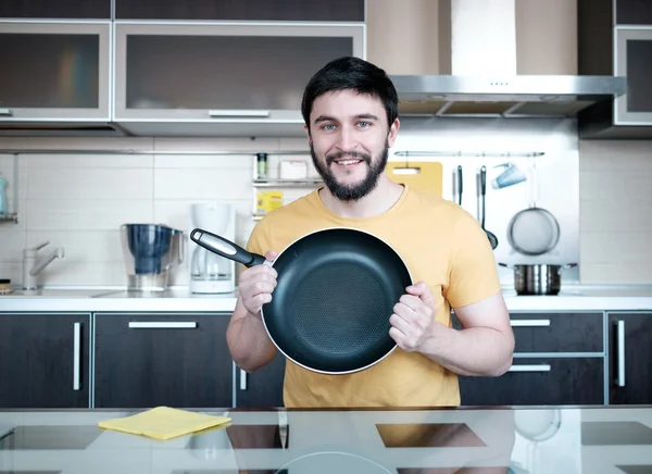 Sakallı adam mutfakta