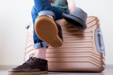 Bagaj üzerinde oturan