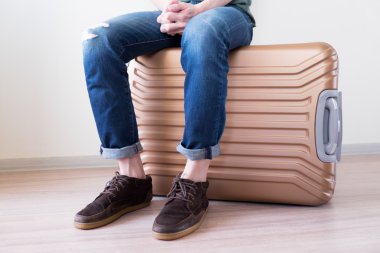 Bagaj üzerinde oturan