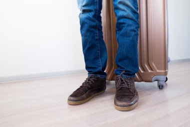 Büyük bagaj ile ayakta