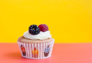 Renkli arka plan üzerinde ev yapımı kek