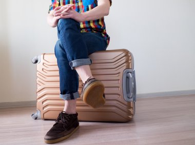 Bagaj üzerinde oturan