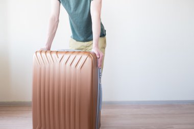 Büyük bagaj ile ayakta