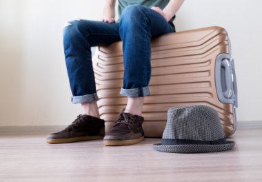 Bagaj üzerinde oturan