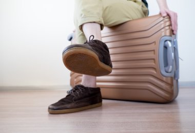 Bagaj üzerinde oturan