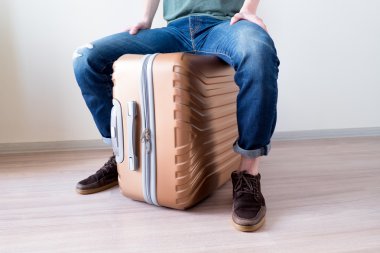 Bagaj üzerinde oturan