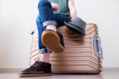 Bagaj üzerinde oturan