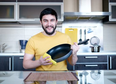 Sakallı adam mutfakta