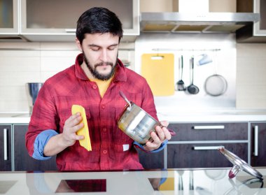 Sakallı adam mutfakta