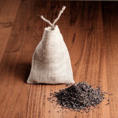 Ahşap arka plan üzerinde çay ile Vintage çuval bezi