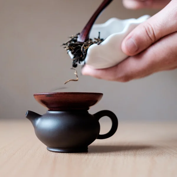 Filling brown teapot — Stock Photo, Image