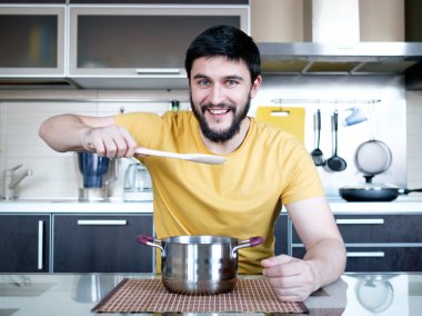 Sakallı adam mutfakta