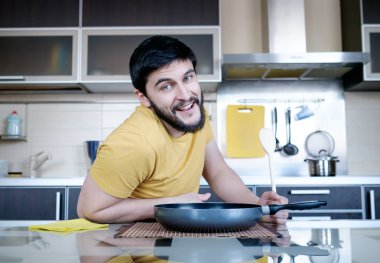 Sakallı adam mutfakta