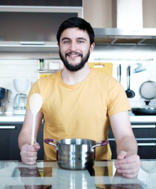 Sakallı adam mutfakta