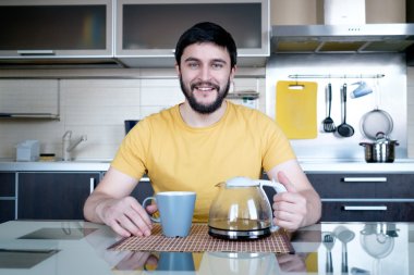 Sakallı adam mutfakta