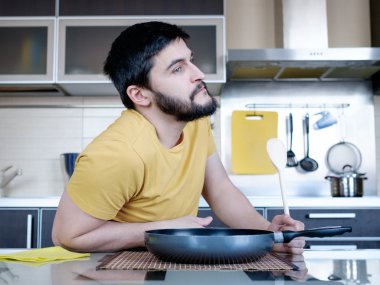 Sakallı adam mutfakta