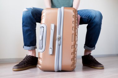 Bagaj üzerinde oturan