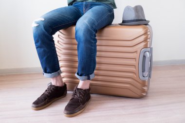 Bagaj üzerinde oturan