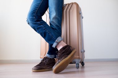 Büyük bagaj ile ayakta