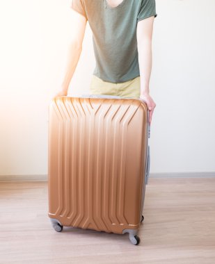 Büyük bagaj ile ayakta