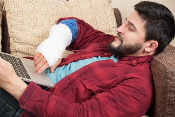 Laptop yaralı el ile çalışma