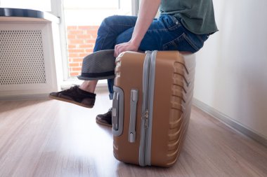 Bagaj üzerinde oturan