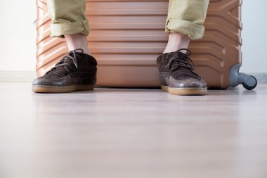 Bagaj üzerinde oturan