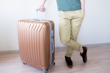 Büyük bagaj ile ayakta