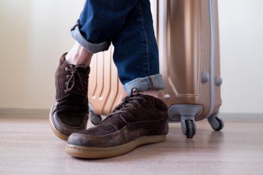 Büyük bagaj ile ayakta