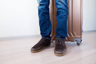 Büyük bagaj ile ayakta