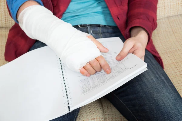 Estudiar con la mano rota — Foto de Stock