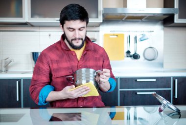 Sakallı adam mutfakta