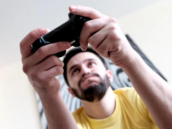 Γενειοφόρος gamer με ελεγκτή — Φωτογραφία Αρχείου