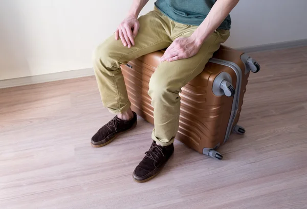 Sentado en el equipaje — Foto de Stock