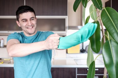 Lastik eldiven takan adam