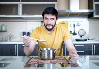 Sakallı adam mutfakta