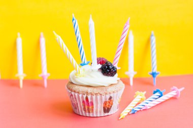 Doğum günü ev yapımı kek