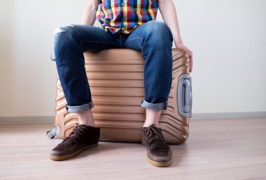 Bagaj üzerinde oturan