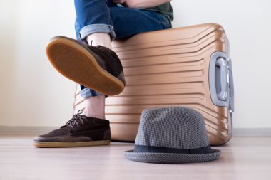 Bagaj üzerinde oturan